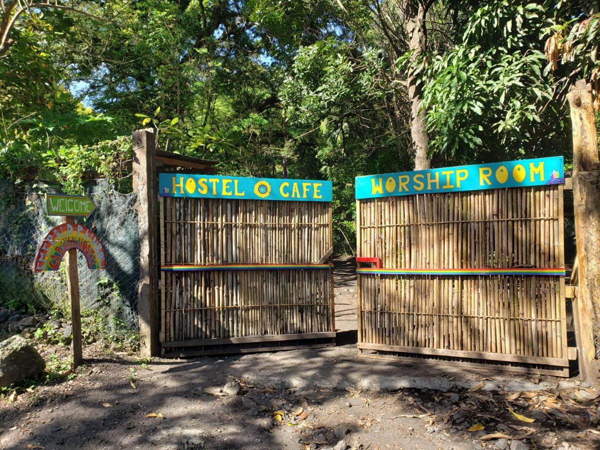 Rainbow Caravan Hostel Las Pilas ภายนอก รูปภาพ