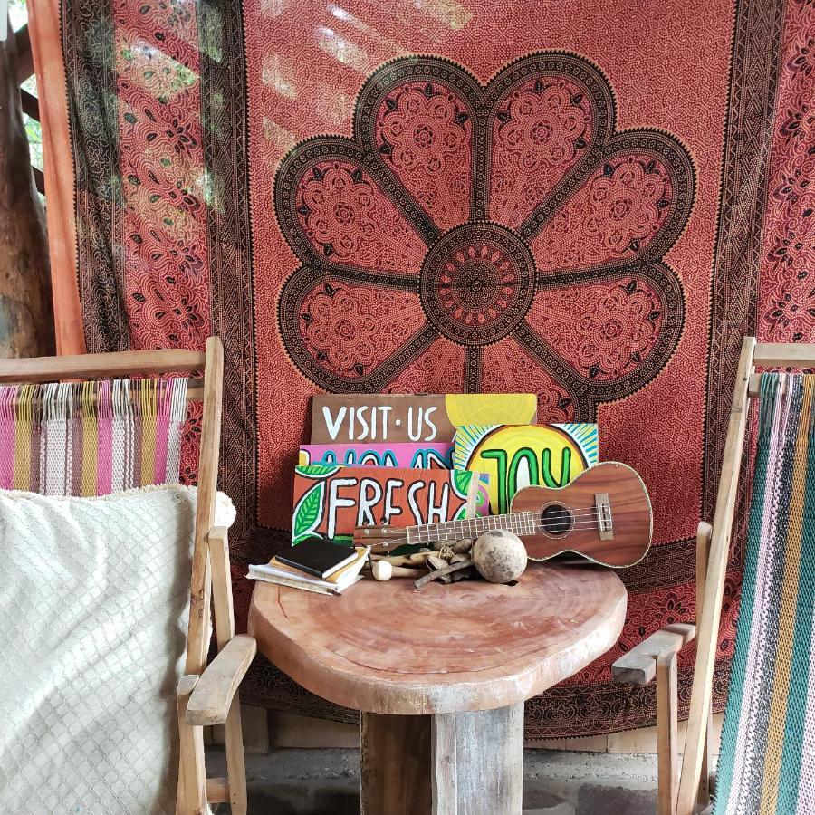 Rainbow Caravan Hostel Las Pilas ภายนอก รูปภาพ