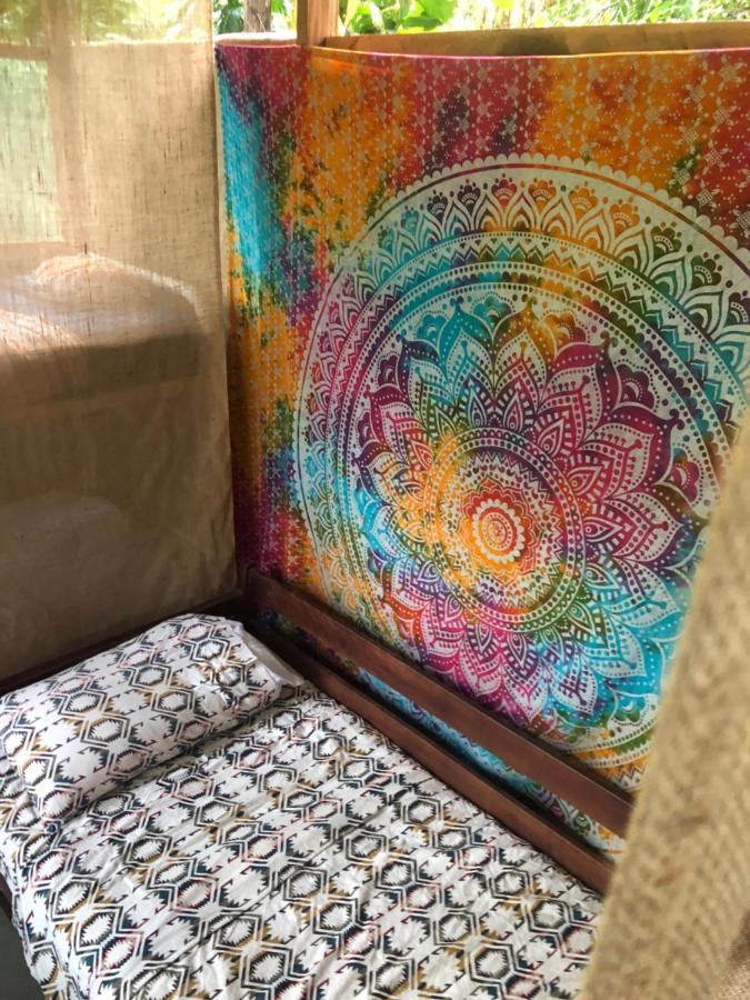 Rainbow Caravan Hostel Las Pilas ภายนอก รูปภาพ